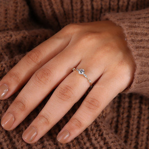 Anillo de compromiso de diamante brillante redondo cultivado en laboratorio Anillo aniversario de boda y único con diamante de corte redondo perfecto - Product Image 4