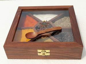 LAVE-VAISSELLE EN BOIS NATUREL Boîte à épices de table en bois imprimée de qualité supérieure avec compartiments séparés pour épices et fruits secs - Product Image 4