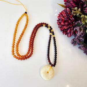 Collar de Ámbar Blanco Hecho a Mano con Colgante de Donut, con Cuentas de Ámbar Báltico Multicolor; Collar de Ámbar Hecho a Mano con Colgante de Donut Blanco - Product Image 5