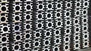 Profilé d'extrusion d'aluminium industriel noir blanc personnalisé coupe de rail linéaire traitement OEM pris en charge Vietnam fabricant - Product Image 5