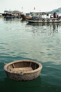 เรือเวียดนามทรงกลมขนาด 2 เมตร ทำจากไม้ไผ่สานเคลือบไฟเบอร์กลาส แข็งแรง ทนทาน พร้อมม้านั่ง  ปรับแต่งความจุได้ เป็นมิตรกับสิ่งแวดล้อม - Product Image 3