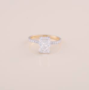 Anillo de compromiso de oro amarillo, blanco y rosa de 9K con diamante cultivado en laboratorio de corte radiante de 1.10 ct y pavé redondo de 0.304 ct - Product Image 1