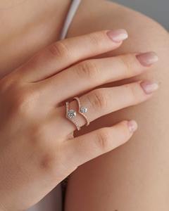 Anillo solitario redondo en oro de 18 quilates con diamante central de 025 quilates y piedras laterales de 019 quilates Diseño minimalista elegante para regalar - Product Image 6