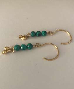 Boucles d'oreilles en laiton pour femmes et filles, faites à la main, à facettes en malachite, pour fête de mariage - Product Image 3