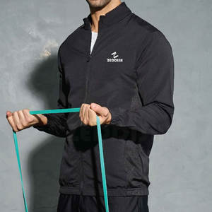 Chaqueta de invierno de poliéster ligero para hombre Diseño de dobladillo frontal con cremallera y cuello levantado - Product Image 5