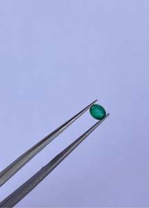 พลอยมรกตคุณภาพสูงจากธรรมชาติสำหรับเครื่องประดับบูติก ดีไซน์ทันสมัย พร้อมโลโก้สั่งทำพิเศษ น้ำหนัก 0.30 กะรัต - Product Image 2