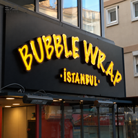 Letras de Canal Iluminadas LED 3D Personalizadas EZD, Letrero con Logotipo de Cara Blanca y Borde Negro para Fachada de Tienda, Negocio, Pared Exterior