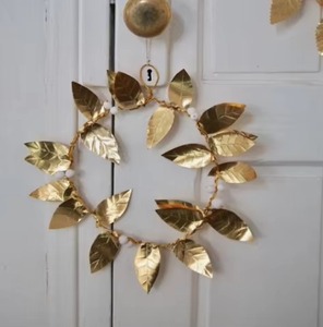 Couronne de feuilles en métal minimaliste avec un accent de décor moderne fini brillant pour le style d'événement et la décoration festive de l'Inde - Product Image 2