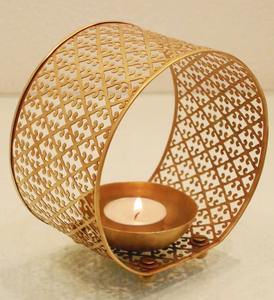Portavelas de Metal dorado de lujo, soporte decorativo para velas para Pooja Home Temple Festival Decoración - Product Image 1