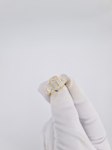 Anillo de Oro Amarillo Sólido con Diamante Cultivado en Laboratorio, Corte Esmeralda, Engaste Completo con Bisel, Piedras Laterales Trapezoidales Graduadas Escalonadas, Joyería de Tres Piedras - Product Image 2