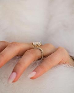 Bague de fiançailles Solitaire Moissanite coupe rayonnante 12x8mm en serti or classique à quatre griffes | Bijoux fins de mariage de mariée - Product Image 5