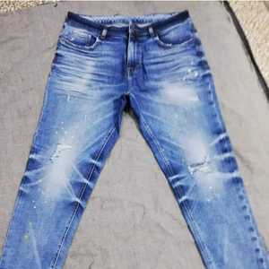 กางเกงขาสั้นผ้ายีนส์แบบปรับแต่งโลโก้ได้ - Product Image 3