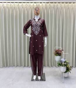 Rayon Kurtas pour dames de fabrication indienne, styles unis brodés personnalisables pour l'été, vêtements traditionnels pakistanais - Product Image 2