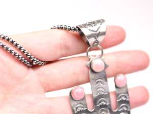 Colgante de cactus de concha rosa y turquesa del sudoeste de plata de ley chapada en oro vintage, joyería de declaración hecha a mano para todos los días - Product Image 4