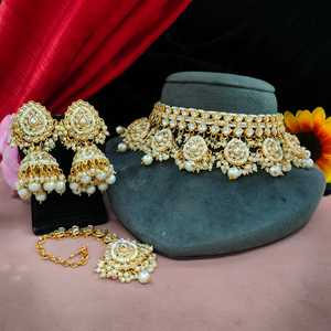 ชุดสร้อยคอไข่มุกและมุกพร้อมหิน Maang Tikka kundan ตั้งอยู่อย่างระมัดระวังในการออกแบบดอกไม้และรูปทรงเรขาคณิตและสง่างาม - Product Image 2