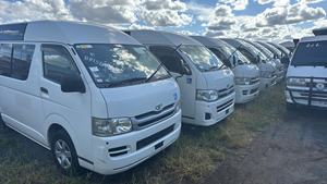 Fourgonnette Toyota Hiace 2023 essence avec sièges en cuir, conduite à gauche, transmission automatique, toit ouvrant panoramique, bus de transport Hiace, bus pour le personnel - Product Image 2