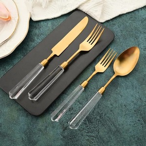Ensemble de couverts élégant en acier inoxydable fini or avec poignée en acrylique Couverts élégants pour dîner Présentoir de buffet pour brunch - Product Image 1