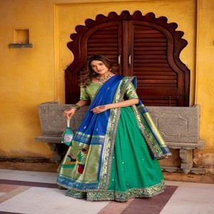 Conjunto de Lehenga Choli de Seda Suave VASTRA COTTAGE con Bordado de Hilo de Lentejuelas y Tejido Zari, Encaje, Diseño de Ropa de Novia - Product Image 2