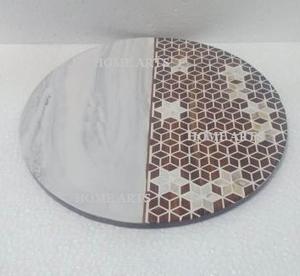 Plateau alimentaire de forme ronde de meilleure qualité Plateau de service à dessert en marbre et en bois MOP du fabricant en Inde - Product Image 2