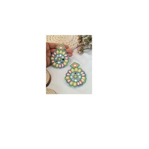 Pendientes de cuentas de cristal de estilo moderno de calidad superior Accesorios hechos a mano para regalo y venta al por menor Disponible para cantidad a granel - Product Image 4