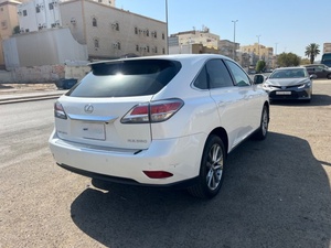 Lexus RX350 d'occasion 2017 avec transmission intégrale GCC, sièges en cuir, automatique, régulateur de vitesse adaptatif, conduite à gauche, moteur essence, caméra arrière 360° - Product Image 4