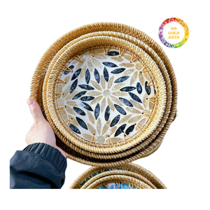 Plateau en rotin bohème avec accents de perles pour fruits et aliments. - Product Image 3