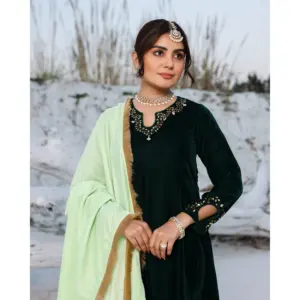 Ensemble de costume en velours vert pour femme Laira - Product Image 3