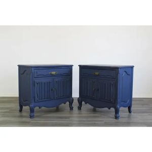 Exquisito par de mesitas de noche de caoba talladas a mano de estilo francés | Mesitas de noche artesanales de color azul marino con puertas estriadas y latón duro - Product Image 2