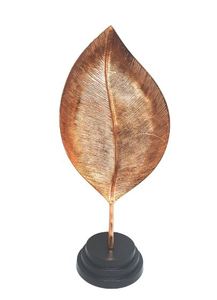 Ensemble de 2 sculptures en aluminium décoratives de table faites à la main en laiton naturel enduit de poudre unique sculpté pour des occasions de baptême - Product Image 4