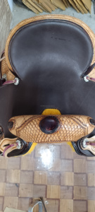 Silla de Montar para Caballo de Cuero Genuino Premium, Hecha a Mano, de Diseño, Duradera y Cómoda, Estilo Western/Inglés, con Detalles en Madera/Plástico y Acero Inoxidable - Product Image 4