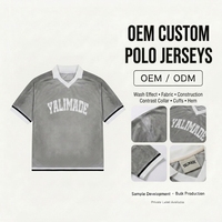 Maillot de football vintage en jersey jacquard personnalisé à rayures, col en V, logo floqué, empiècements en mesh, style sportswear, fabrication OEM