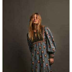 Vestido Allegra Estilo Boho en Color Ceruleo Niebla, Cuello en V, Cintura Natural, Silueta Holgada, Tejido de Tela Tejida con Estampado Floral, Transpirable para el Tiempo Libre - Product Image 4