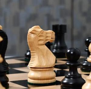 Juego de Piezas de Ajedrez Profesionales de la Serie Smokey Staunton, Madera de Boj Ebonizada y Boj Natural, Rey de 3.8 cm - Product Image 4