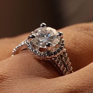 Halo de diamant taille ronde avec bague d'anniversaire de style tige fendue pour elle/femme - Product Image 3