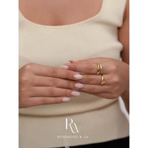 Anello con sigillo a raggi di sole placcato oro 18K, anti-ossidazione, con fascia dorata casual e design a margherita - Product Image 2