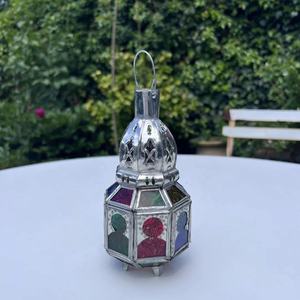 Lanterne marocaine moderne élégante faite à la main en métal argenté avec verre coloré, décorations de table suspendues, bougie pilier, décoration de la maison - Product Image 4