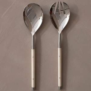 Atractivo Servidor de Ensalada de Metal Plateado para Hogares Elegantes que Mejora la Presentación de la Ensalada con un Brillo Clásico - Product Image 1