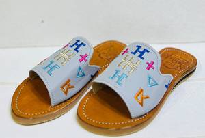 Sandalias Casuales de Cuero Genuino Hechas a Mano para Mujer, Sandalias de Cuero para Hombre al por Mayor con Diseño de Logotipo y Borlas Personalizados - Product Image 5