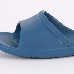 Zapatillas ligeras y silenciosas para hombre y mujer, chanclas unisex de color negro - Product Image 4