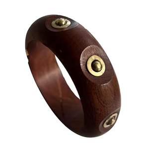 Bracelets de mode en bois de Sesham indien de qualité supérieure pour femmes et filles durabilité améliorée avec revêtement de protection spécial breloque en laiton - Product Image 1