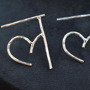 ต่างหูแบรนด์ดีไซเนอร์ใหม่ล่าสุดปี 2025 เครื่องประดับหรูหรา ตัวอักษรภาษาฮินดี ชุบทอง สำหรับผู้หญิง - Product Image 1