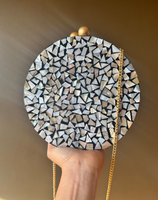 Sacs artisanaux haut de gamme pour femmes avec détails en pierre et en os, disponibles en plusieurs tailles et formes, pour des looks élégants pour les soirées et le travail.