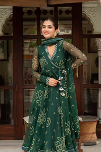 Conjunto de Kurti Angrakha de Georgette Bandhej Verde Botella Gulabi Galiyan |   Dupatta de Georgette y Pantalones con Lentejuelas |   Ropa Étnica Festiva - Product Image 2