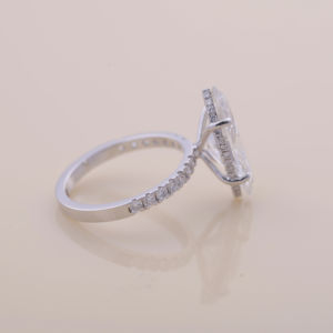 Bague de fiançailles en diamant de laboratoire taille marquise 4,05 carats, or blanc, jaune et rose 9K, avec pavé, pour mariée - Product Image 6