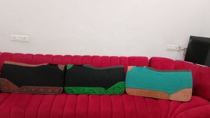 Tapis de Selle Western Premium Portable en Cuir et Polaire, Broderie Turquoise et Motifs Gravés, Haute Qualité, Vente en Gros - Product Image 4