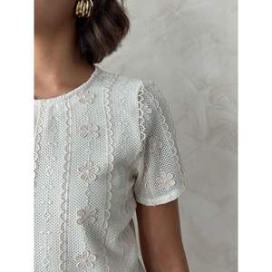 Blusa de Encaje Bordado para Mujer - Product Image 2