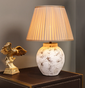 โคมไฟที่มีความซับซ้อนด้วยเฉดสีที่จีบและฐานเซรามิกพื้นผิวสีขาว/ทองที่มีปัญหาในราคาขายส่ง - Product Image 1