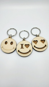 Porte-clés en bois personnalisé OEM ODM, gravure laser, découpe, impression, visage souriant, matériau naturel, cadeau souvenir - Product Image 2