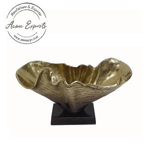 Cuenco Decorativo de Aluminio Abstracto Dorado de Lujo, Hecho a Mano, Ecológico, con Pedestal de Mármol para Servir en Fiestas y Decoración - Product Image 1