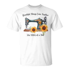 Camiseta con temática de costura para costureras, con diseño de máquina vintage y girasoles, para entusiastas del quilting - Product Image 1